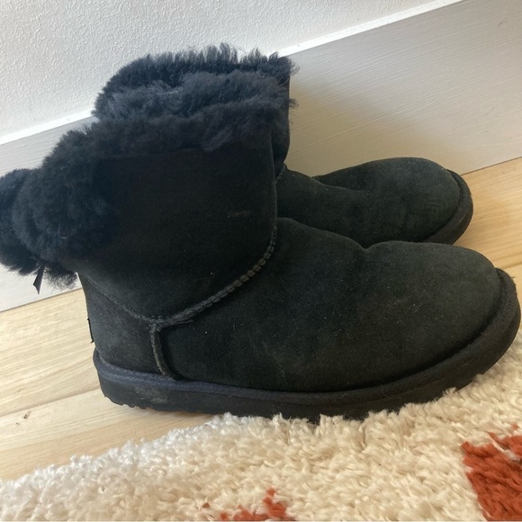 UGG | Bailey Mini Low Top Short Sheepskin Shearling Wool Bow Ankle Boot - Picture 3 of 8